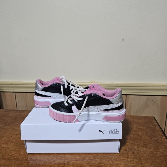 Sneakers - Picture 2 of 2